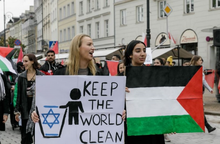 Νορβηγίδα φοιτήτρια Ιατρικής αποβλήθηκε από το Πανεπιστήμιο της Βαρσοβίας για αντισημιτικό πανό