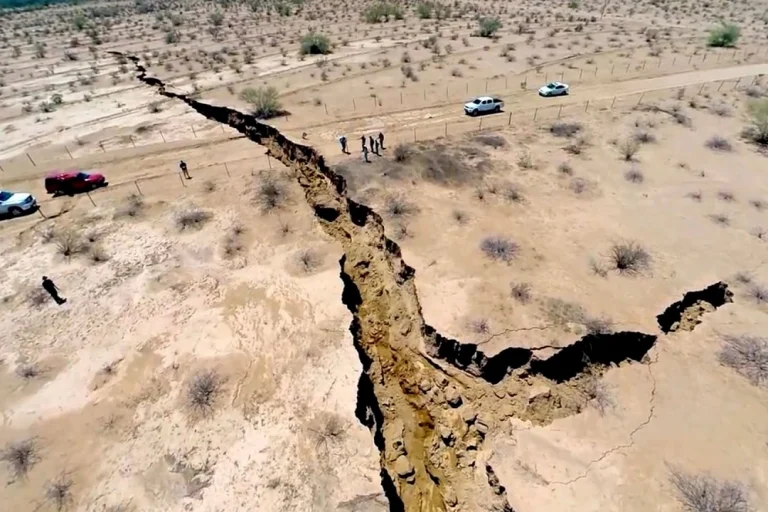 Ο Πλανήτης κρασάρει. Τεράστιες ρωγμές ανοίγουν παντού
