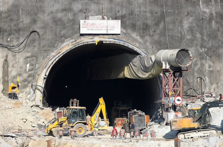 Ινδία: Στρατός κινητοποιεί πρόσθετο εξοπλισμό για τη διάσωση 41 εργαζομένων που παγιδεύτηκαν σε κατάρρευση σήραγγας