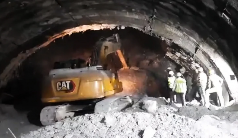 Ινδία: 40 εργάτες έχουν παγιδευτεί από κατάρρευση σήραγγας στα Ιμαλάια