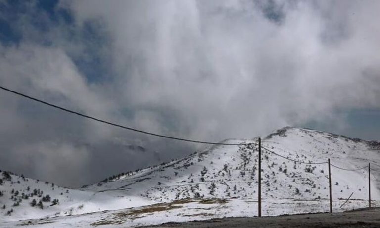 Καιρός: Τουριστικό λεωφορείο με 45 επιβάτες αποκλείστηκε από τα χιόνια στο Καϊμακτσαλάν