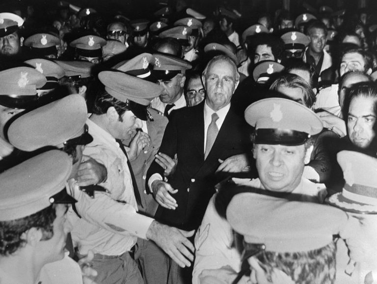 Έντρομοι οι κάτοικοι των Βορείων Προαστείων καθώς οι συμπολίτες τους Πεθαίνουν Ξαφνικά δεν μπορούν να πιστέψουν ότι το κόμμα του Εθνάρχη τους παρότρυνε σε μία ολέθρια ιατρική πράξη