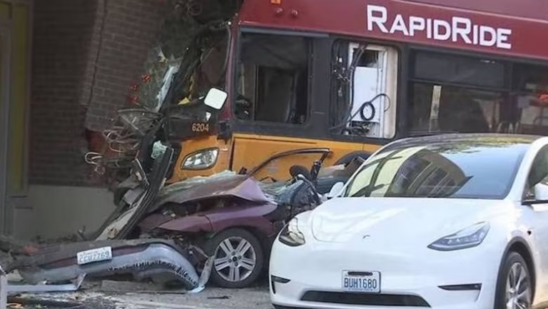 Σιάτλ:Μία νεκρή και δώδεκα τραυματίες μετά από σύγκρουση λεωφορείου με κτίριο