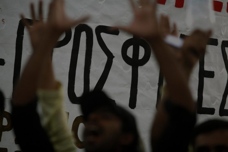 «Ο κόσμος φωνάζει»! Χαμός στη Ρόδο με τους μετανάστες – «Τσακωμός» με Υπουργό