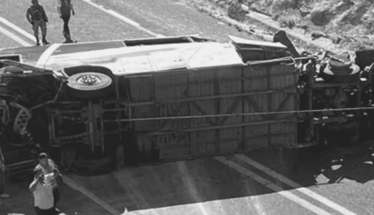 Τραγωδία με ανατροπή λεωφορείου στο Μεξικό: Δώδεκα ζωές χάθηκαν και δεκάδες τραυματίστηκαν