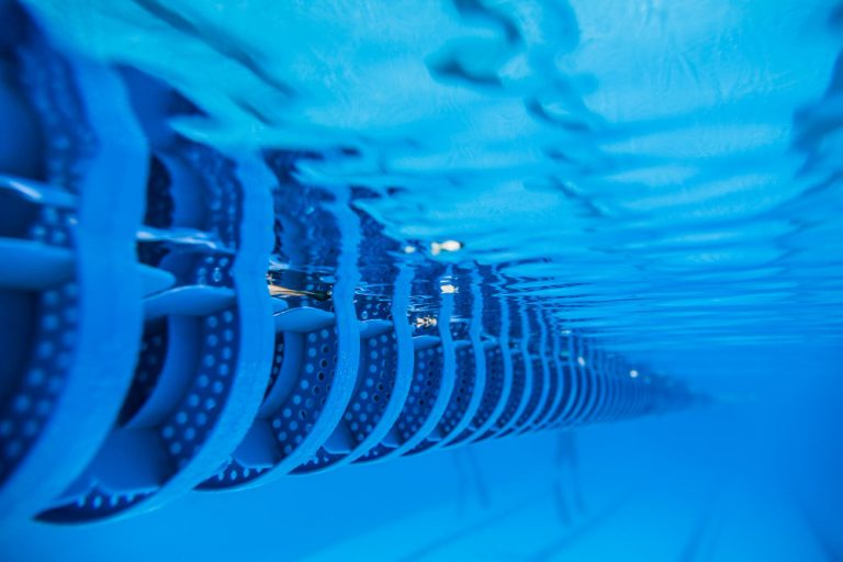 Απίστευτο! Άνοιξε από το πουθενά τρύπα σε κατάμεστη πισίνα