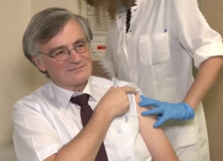 Ο Σωτήρης Τσιόδρας εμβολιάστηκε ξανά για να μας «θυμίσει» ότι υπάρχει κορωνοϊός