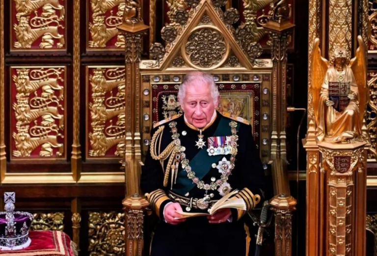 Ο Βασιλιάς Κάρολος ανακοίνωσε την ολική απαγόρευση του καπνίσματος στο Ηνωμένο Βασίλειο