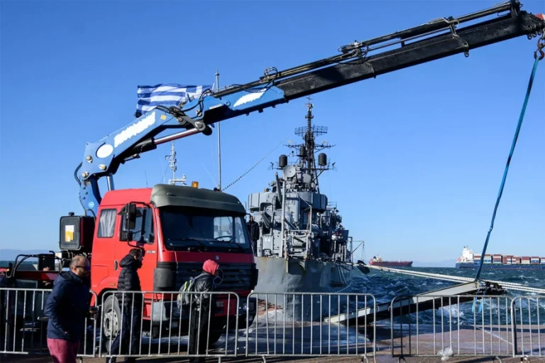 Φωτογραφίες: Τιτάνιες προσπάθειες να μη βυθιστεί το αντιτορπιλικό «Βέλος» – Δύτες καταγράφουν τις ζημίες