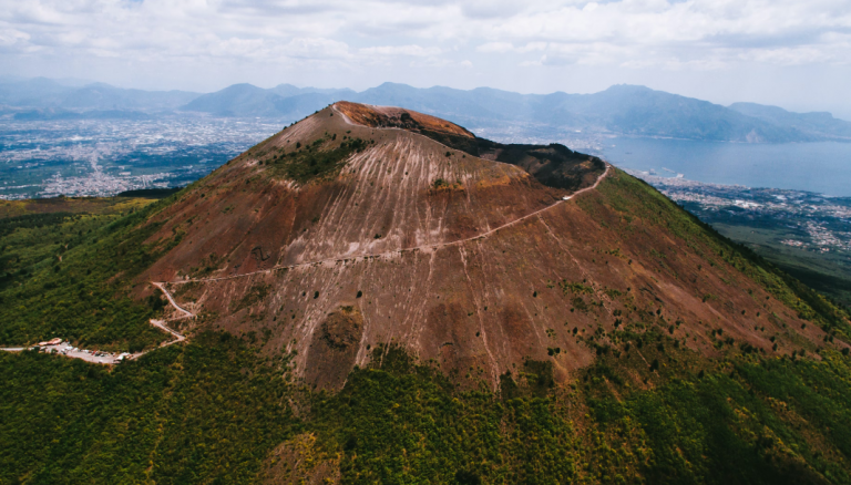 Ένα υπερηφαίστειο που εξερράγη για τελευταία φορά το 1538 φαίνεται να ξυπνά – Οι επιστήμονες έχουν 2 θεωρίες