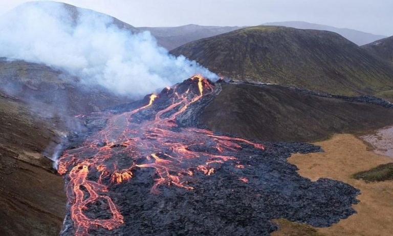 Ισλανδία: Χιλιάδες εγκατέλειψαν τα σπίτια τους υπό τον φόβο ηφαιστειακής έκρηξης – «Τα πάντα σείονταν όλη την ώρα»