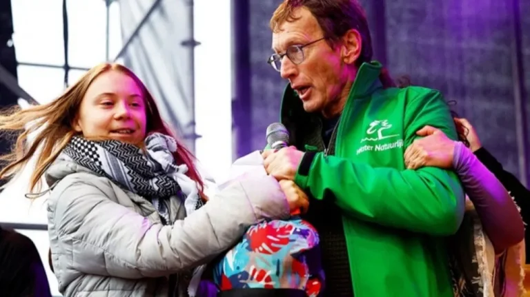 Να το ξωκύλουμε, η μαζόνα Γκραίτα Τούνμπεργκ με την Παλαιστίνη, τι παίζει; Αν ο Αντίχριστος είναι Αντίχριστη που από γυναίκα έγινε άνδρας, ποία έκπληξη;…..