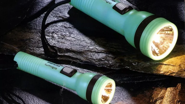 Οι Βρετανοί καλούνται να προμηθευτούν φακούς και ασύρματους μπαταρίας για να προετοιμαστούν για μελλοντικές καταστροφές