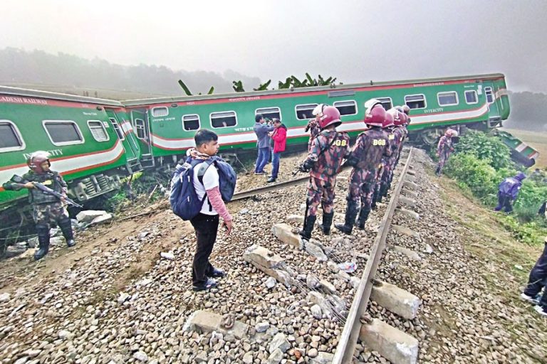 Ένας νεκρός και 5 τραυματίες από εκτροχιασμό τρένου στην Γκαζιπούρ