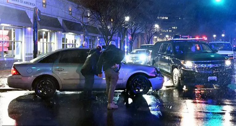 Πανικός στο Delaware> Αυτοκίνητο έπεσε στην αυτοκινητοπομπή του Joe Biden και της συζύγου του