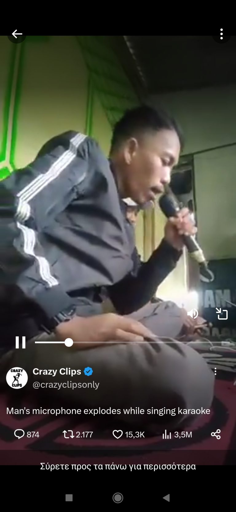 Έκανε έκρηξη στο μικρόφωνο την ώρα που τραγουδούσε καραοκε