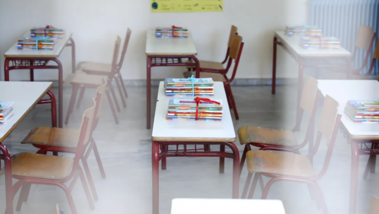 Μαθήτρια χτυπήθηκε από ηλεκτρικό ρεύμα σε Γυμνάσιο, στόλιζε το Χριστουγεννιάτικο δέντρο