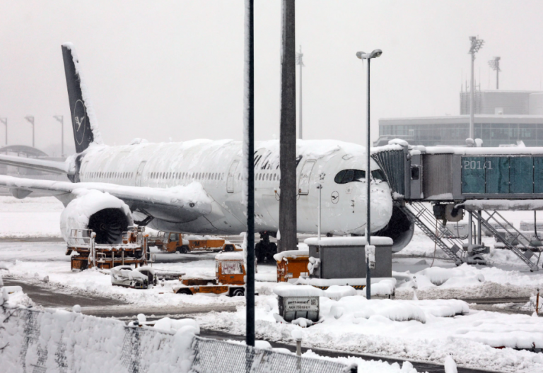 Μόναχο: Οι εγκλωβισμένοι Έλληνες επιβάτες βρίσκονται αντιμέτωποι με την απελπισία μέσα στο χάος του αεροδρομίου