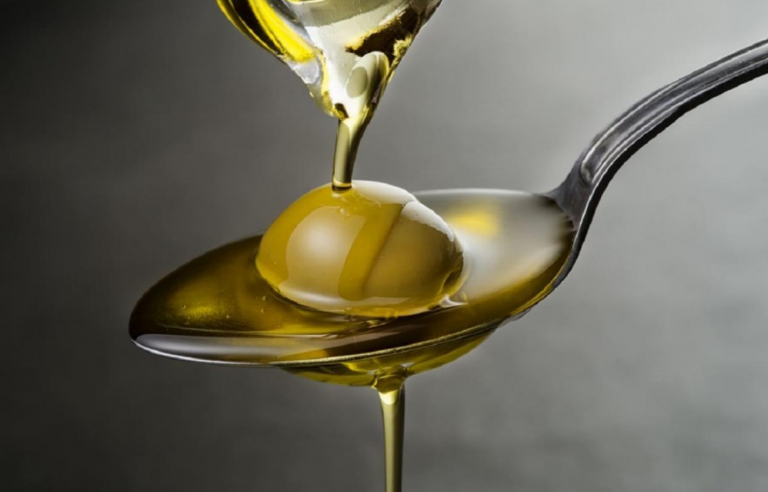 Ελαιόλαδο: Πώς μπορείτε να ξεχωρίσετε το νοθευμένο λάδι – Η οσμή τηγανητής πατάτας και το χρώμα