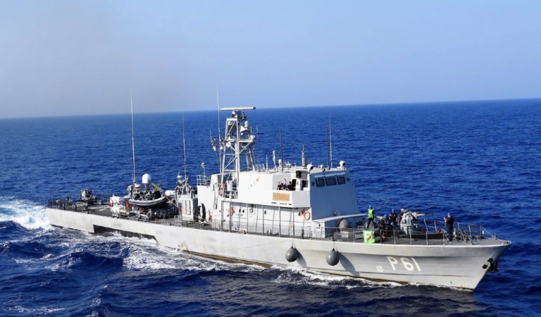 Η Ελλάδα στέλνει φρεγάτα στην Ερυθρά Θάλασσα, εγείροντας ανησυχίες για πιθανή ιρανική εμπλοκή.