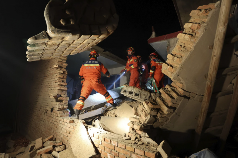 Ο φονικότερος σεισμός των τελευταίων 9 ετών πλήττει τη βορειοδυτική Κίνα, με 127 νεκρούς