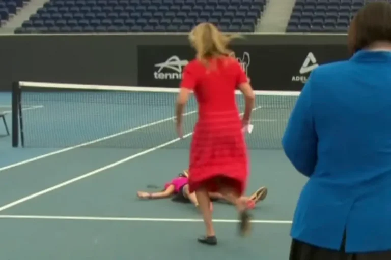 Νεαρός τενίστας καταρρέει κατά τη διάρκεια συνέντευξης Τύπου σε μια τρομακτική σκηνή