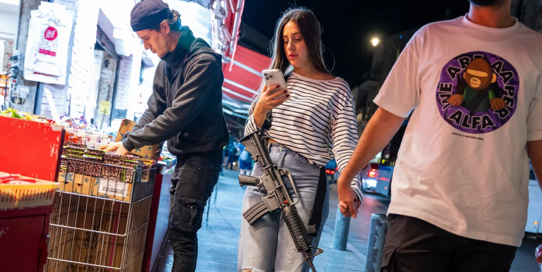 Με όπλο αντί για τσάντα νεαρή, σε βραδινή έξοδο στην Ιερουσαλήμ -Ο τρόμος των κατοίκων σε μια φωτό