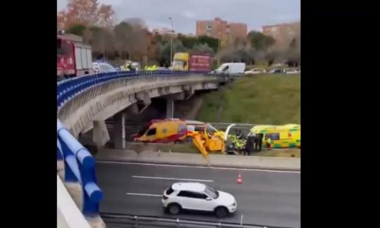 Σοκ στη Μαδρίτη: Eλικόπτερο συνετρίβη σε περιφερειακό δρόμο – Δύο τραυματίες