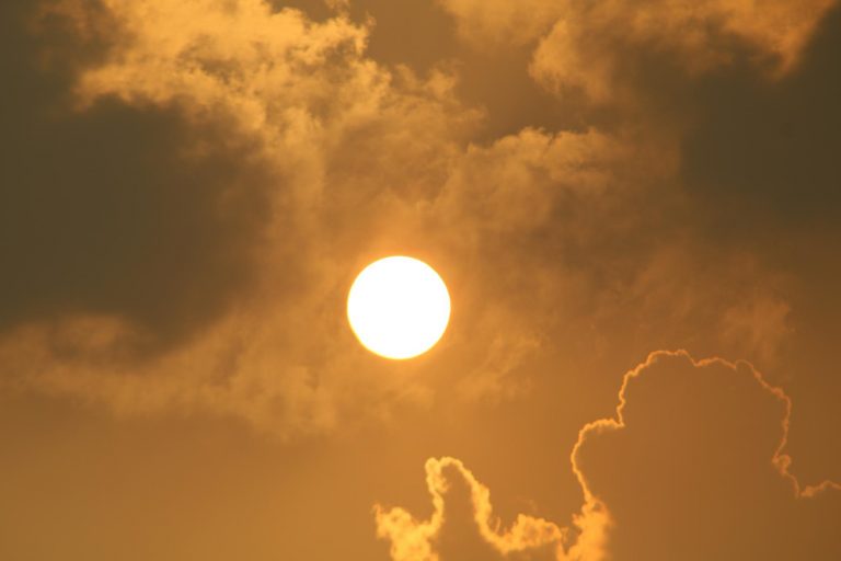 Τεράστια απόκοσμη τρύπα εμφανίστηκε στον Ήλιο! Πού οφείλεται;