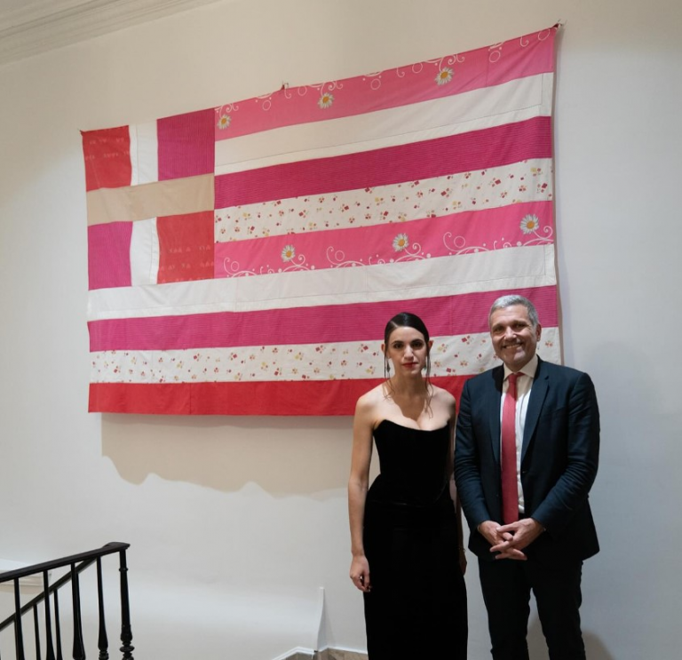 “Τέχνη” η βεβήλωση εθνικών συμβόλων σύμφωνα με την κυβέρνηση ΝΔ