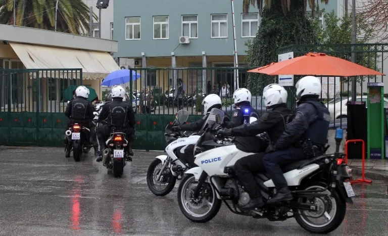 Συνελήφθησαν 2 αστυνομικοί για εκβιασμούς, δωροληψίες, κατάχρηση εξουσίας, παράβαση καθήκοντος