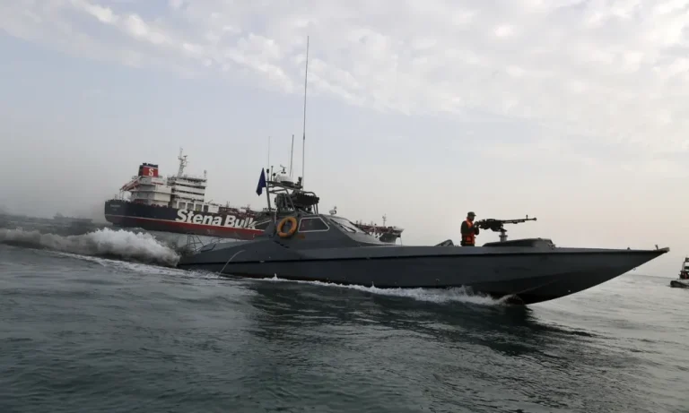 Τι θα συμβεί αν το Ιράν κλείσει τα Στενά του Ορμούζ; – Η σημερινή επίθεση κατά των Χούθι μπορεί να άνοιξε τον «ασκό του Αιόλου»