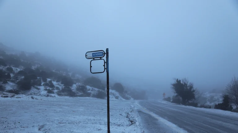 Καιρός: Έκλεισε η λεωφόρος Πάρνηθας από το ύψος του τελεφερίκ λόγω χιονόπτωσης