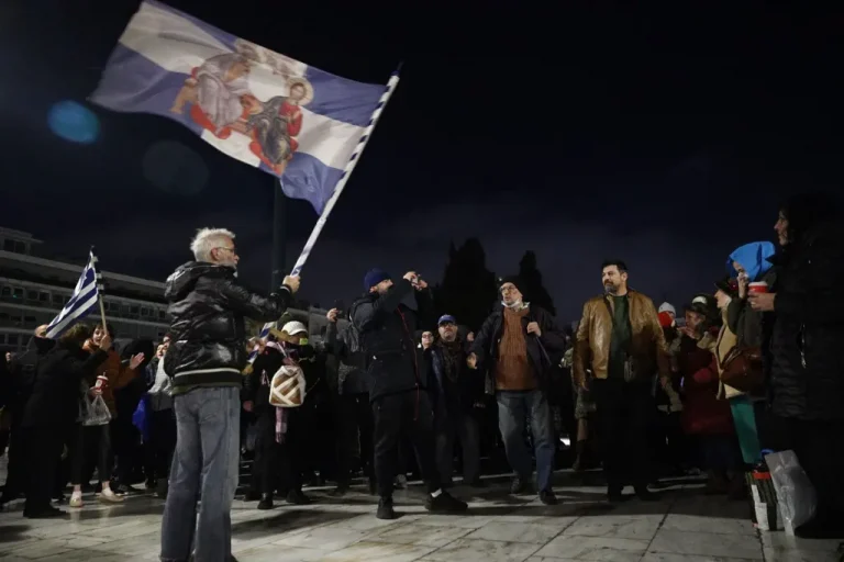 Μεγάλη συγκέντρωση διαμαρτυρίας κατά της τεκνοθεσίας ανήλικων από ομοφυλόφιλους – Η Εκκλησία άφωνη «με το αζημίωτο»