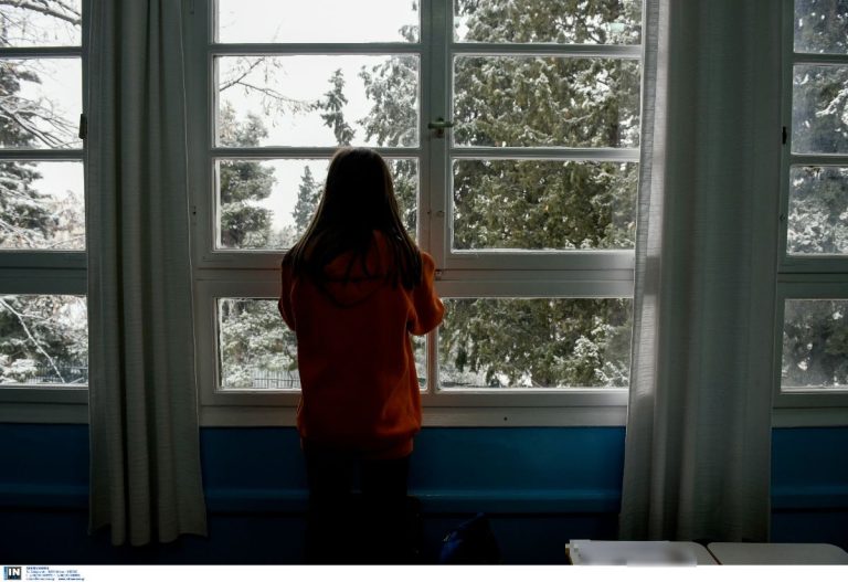 «Γιατί να μην βάλουμε στα παιδιά μάσκα»! Απίστευτο αυτό που ειπώθηκε στον «αέρα»