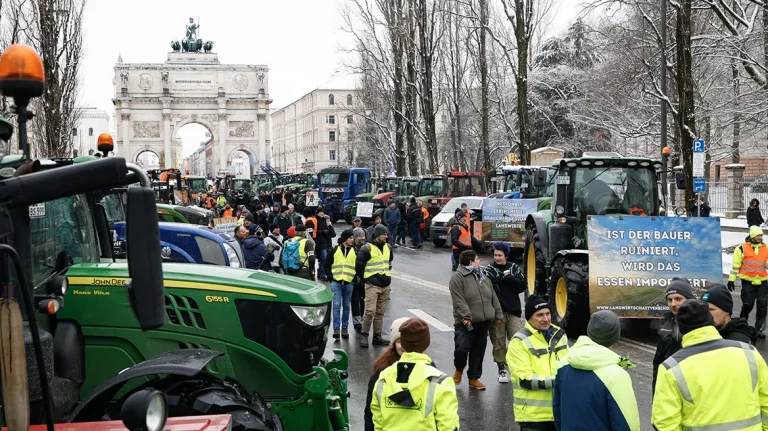 Γερμανία: Διαδηλώσεις από 10.000 αγρότες ενάντια στην κυβέρνηση Σολτς στο Βερολίνο