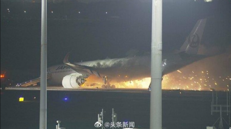 Πυρκαγιά κατακαίει αεροπλάνο της Japan Airlines στο αεροδρόμιο του Τόκιο μετά από σύγκρουση