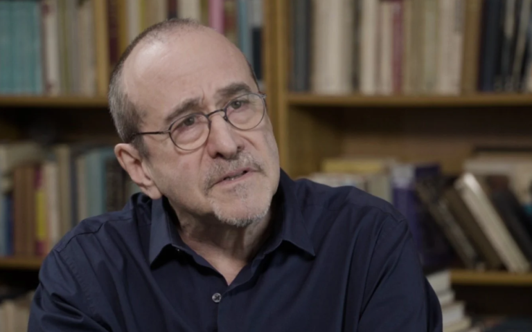 Ο καθηγητής Mark Crispin Miller «ειδικός στα θέματα προπαγάνδας», είπε πως η ατζέντα Covid είναι το πιο επιτυχημένο «psy-op» που έχει συμβεί ποτέ στην ανθρώπινη ιστορία.