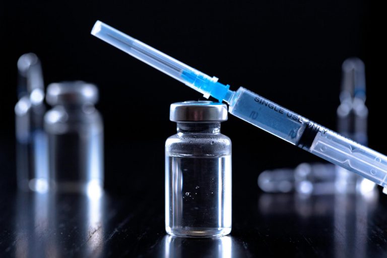 Κυβέρνηση: Είμαστε ένα βήμα πριν τους εμβολιασμούς για covid στα φαρμακεία