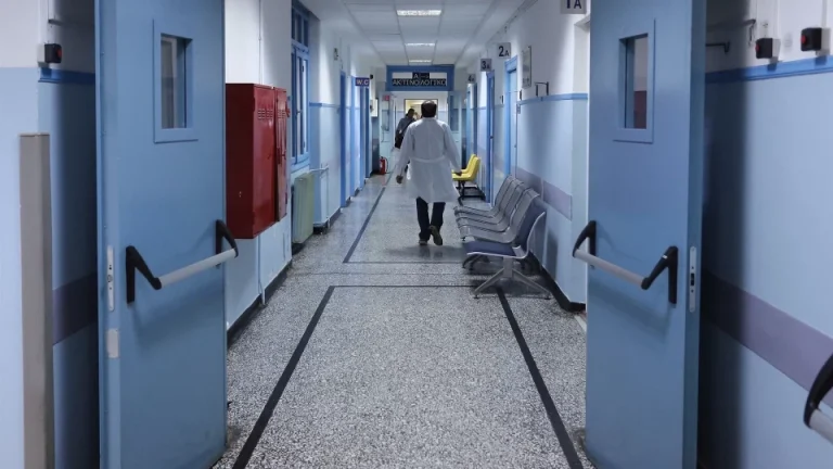 Σοκάρει η 44χρονη γιατρός που υπέστη εγκεφαλικό: «Ένας-ένας καταρρέουμε, φεύγω με μπαστούνι»