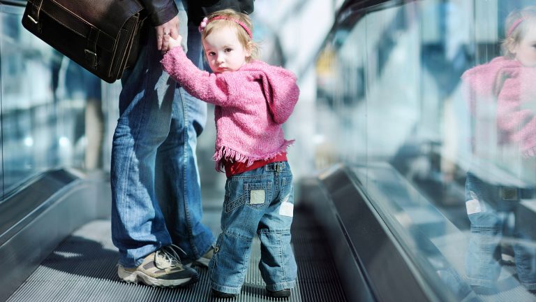 Για να μεγαλώσεις ένα παιδί χρειάζεσαι ένα «χωριό» και 233.000 ευρώ