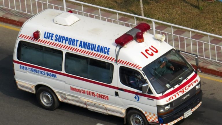 Πακιστάν: Τουλάχιστον τρεις νεκροί και 17 τραυματίες από πτώση λεωφορείου σε λίμνη