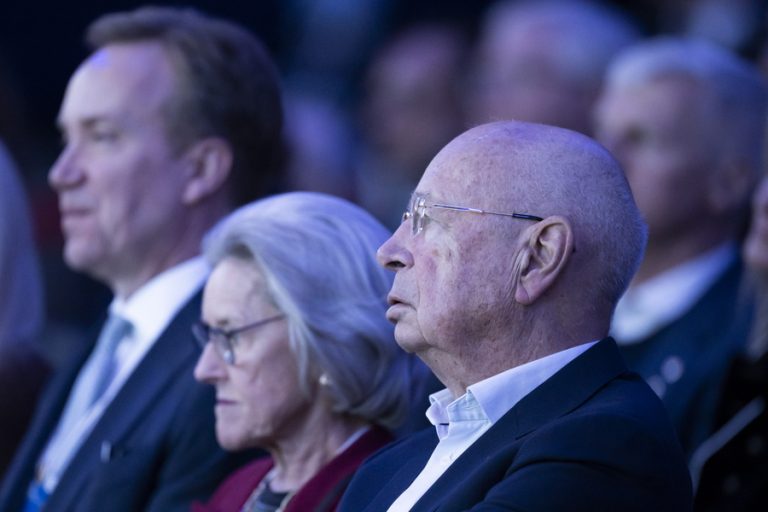 «Άντε γ@μ@@ Σβαμπ», από το «βήμα» του WEF! Σατιρικό ΒΙΝΤΕΟ-ΕΠΟΣ