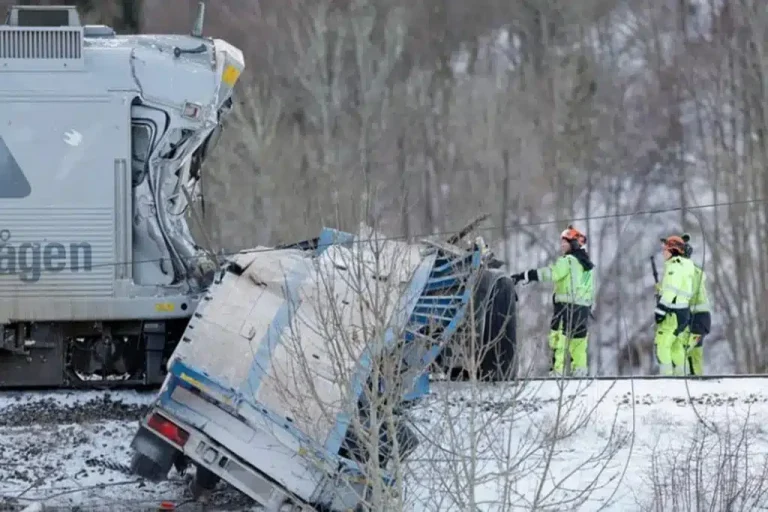 Τραγωδία στη Σουηδία: Σύγκρουση τρένου με φορτηγό – Ένας νεκρός και πέντε τραυματίες