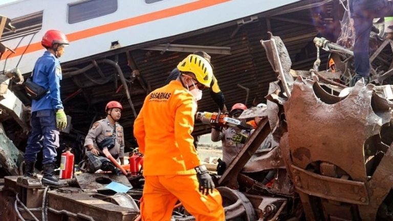 Ινδονησία: Τρεις νεκροί και 28 τραυματίες από σύγκρουση τρένων