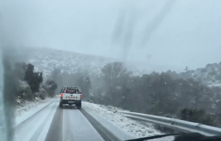 Χιονόπτωση καλύπτει την Πάρνηθα, που επιβάλλει αλυσίδες για ταξίδια στο βουνό