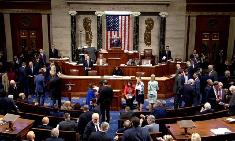 ΗΠΑ: Στο “τσακ” αποφεύχθηκε το shutdown – Η Βουλή των Αντιπροσώπων υπερψήφισε το νομοσχέδιο για να αποφευχθεί η παράλυση του κρατικού μηχανισμού