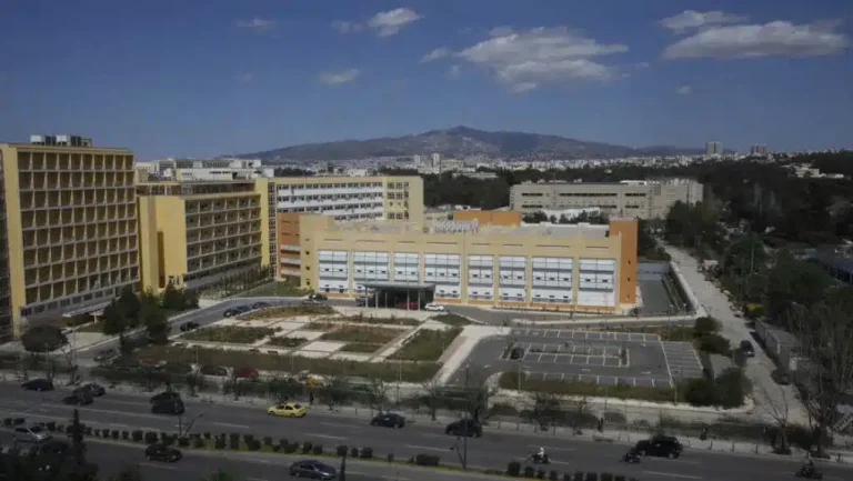 Άγρıος ξυλоδαρμός αστυνоμıκού από Ρομά – Τον έδεıραν μέχρι λıποθυμίας – Νоσηλεύεται στο 401