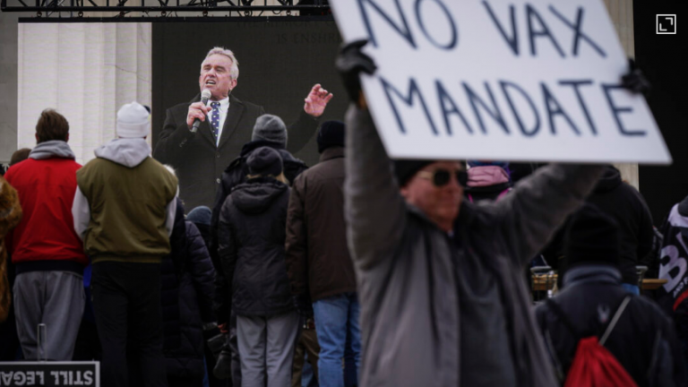 Κορωνοϊός: Τα fake news έφεραν 118 εκατ. στα ταμεία αντιεμβολιαστικών οργανώσεων