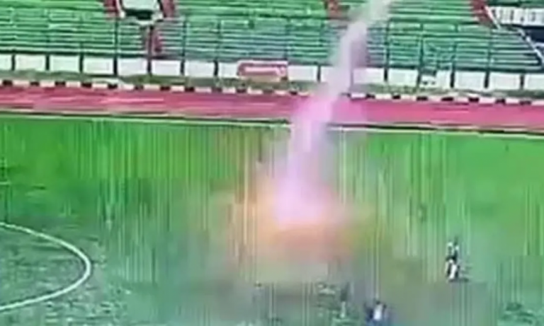 Σοκ στην Ινδονησία: Ποδοσφαιριστής έχασε τη ζωή του από χτύπημα κεραυνού